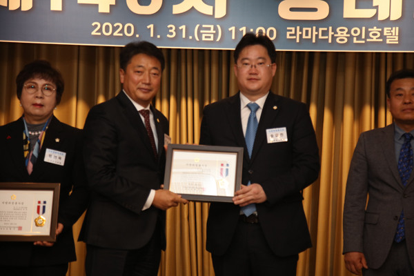 ▲ 안성시의회, 송미찬 운영위원장 '지방의정봉사상' 수상.