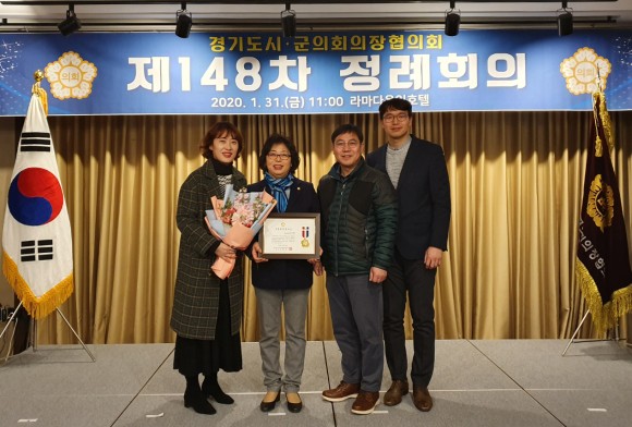 ▲ 이천시의회, 이규화 의원 지방의정봉사상 수상.