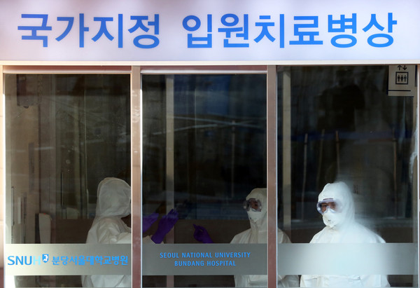 ▲ 국가지정 입원치료병상에서 업무 보는 관계자들.