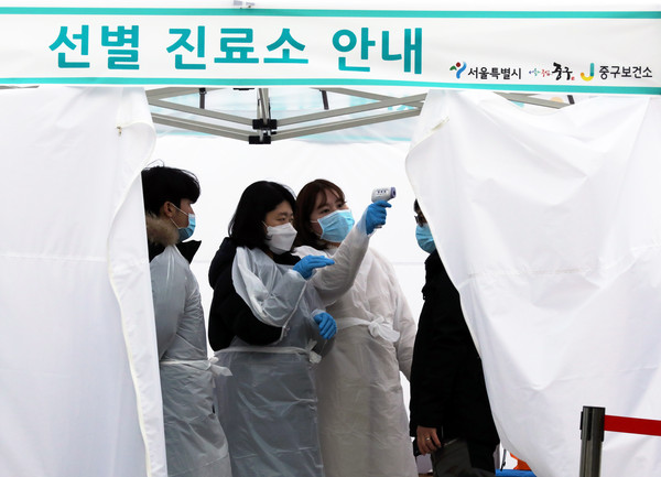 ▲ 체온 측정하는 보건소 관계자들.