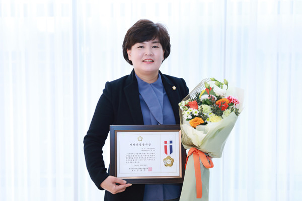 ▲ 화성시의회, 박경아 의원 지방의정봉사상 수상.