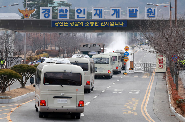 ▲ 경찰인재개발원에 들어서는 차량들.