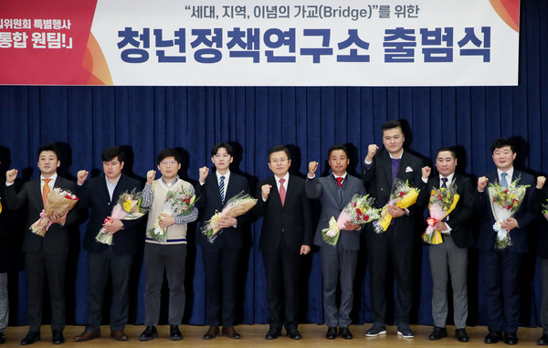 ▲ 청년 활동가들과 파이팅하는 황교안 대표.