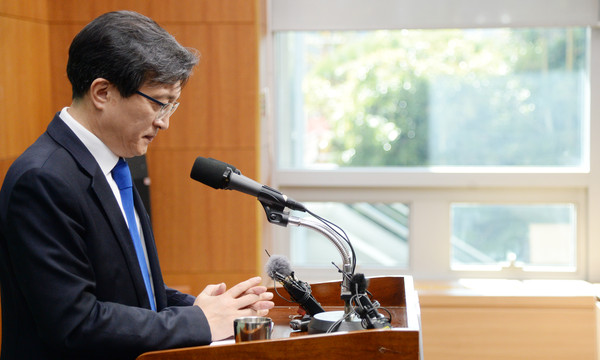 생각에 잠긴 김의겸 전 청와대 대변인