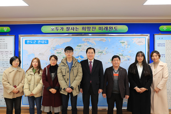 ▲ 신우철 완도군수(오른쪽에서 네번째)와 기념촬영하는 명문대 최다 합격한 완도고 졸업생들.