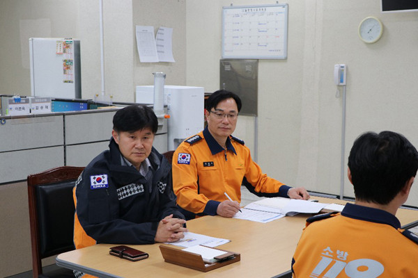 ▲ 가평소방서를 방문한 김경호 의원이 소방서장을 면담 및 직원들을 격려했다.