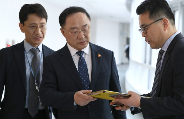 ▲ 기자간담회에 앞서 자료 살피는 홍남기 경제부총리.