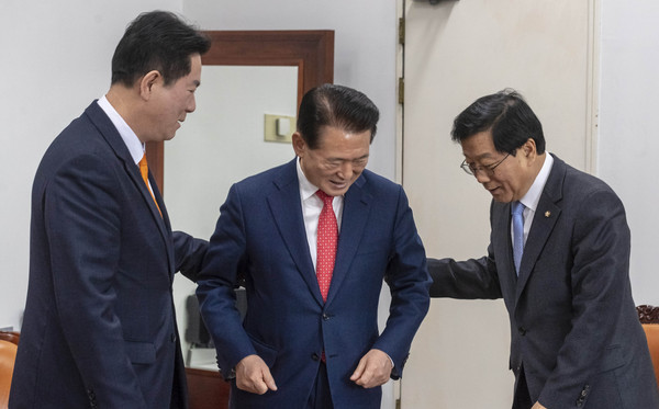 ▲ (오른쪽부터) 회동 갖는 윤후덕 더불어민주당 원내수석부대표와 김한표 자유한국당 원내수석부대표, 이동섭 바른미래당 원내수석부대표.