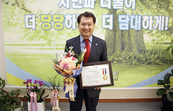 ▲ 안양시의회, 음경택 의원 지방의정봉사상 수상.