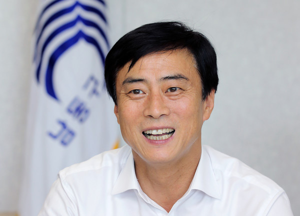 ▲ 인터뷰하는 이강호 남동구청장.