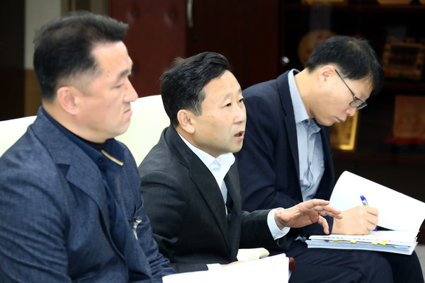 ▲ 인터뷰하는 장정민 옹진군수.
