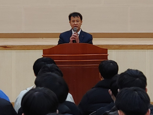 ▲ ‘강진 스‧마‧일 캠프’ 개강식에서 발언하는 이인휘 강진중학교장.