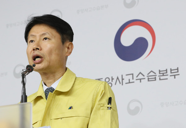 ▲ 브리핑하는 김강립 차관.