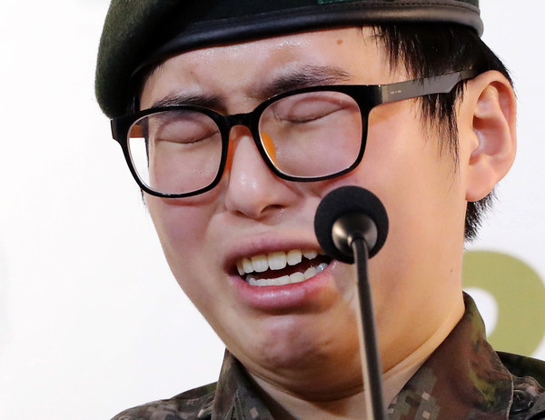 ▲ 눈물 흘리는 변희수 하사.