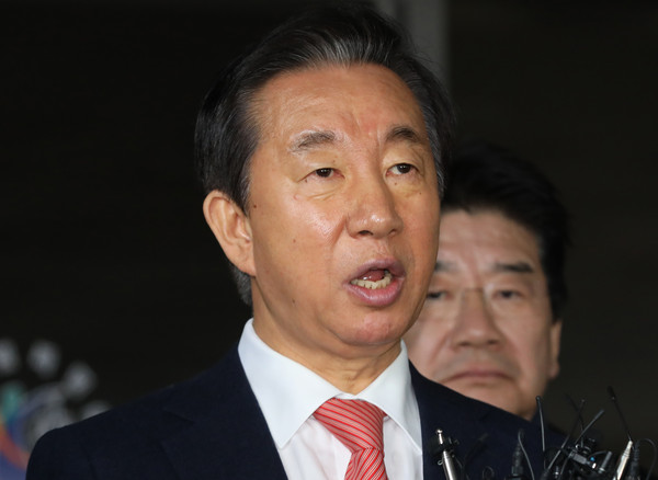 ▲ 기자들의 질문에 답하는 김성태 의원.