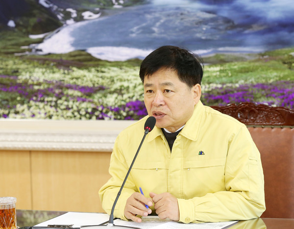 ▲ 신종 코로나바이러스 특별대책회의를 주재하는 장석웅 전라남도교육감.