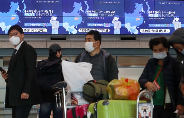 ▲ 인천공항 전광판에 신종 코로나바이러스 안내문구가 나오고 있다.