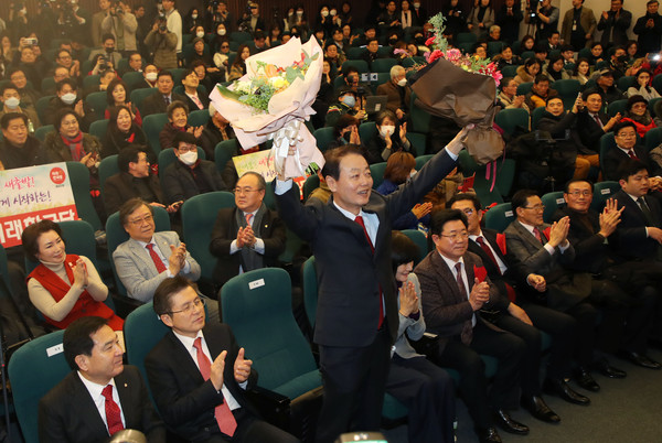 ▲ 축하받는 한선교 미래한국당 대표.