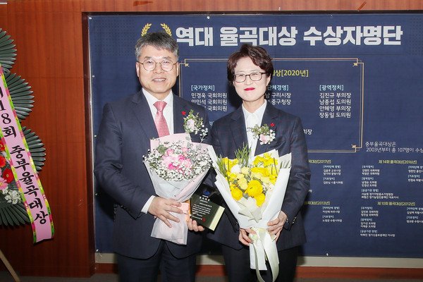 ▲ 홍인성 중구청장이 수상 기념사진을 찍고 있다(왼쪽).