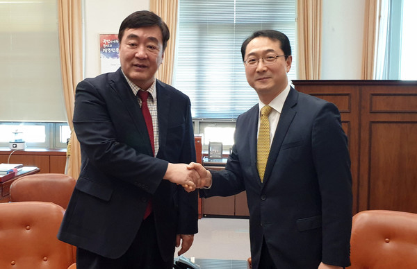 ▲ 싱하이밍 신임 주한중국대사와 면담 후 악수하는 김건 외교부 차관보(오른쪽).