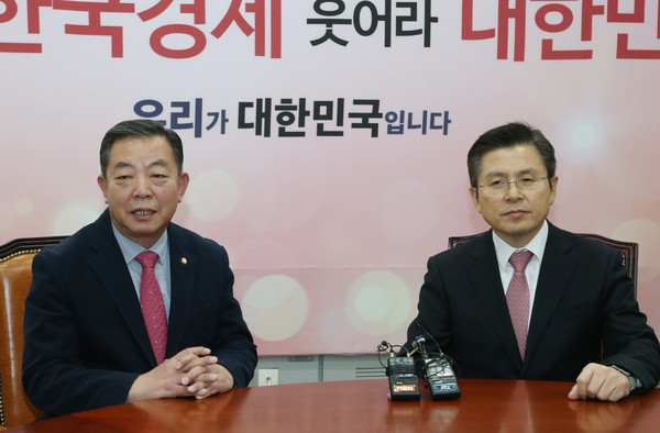 ▲ 대화하는 황교안 대표와 이찬열 의원.