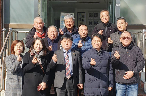 ▲ 택시업계 관계자와 기념사진 찍는 이재현 서구청장.