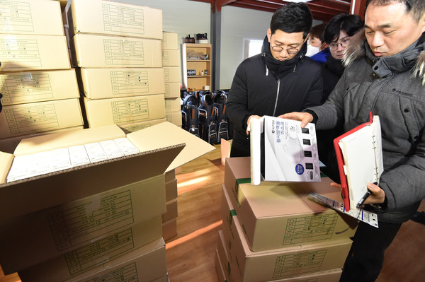 ▲ 마스크 매점매석 단속하는 정부합동조사단 관계자들.