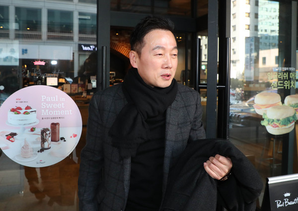 ▲ 취재진 피해 이동하는 정봉주 전 의원.