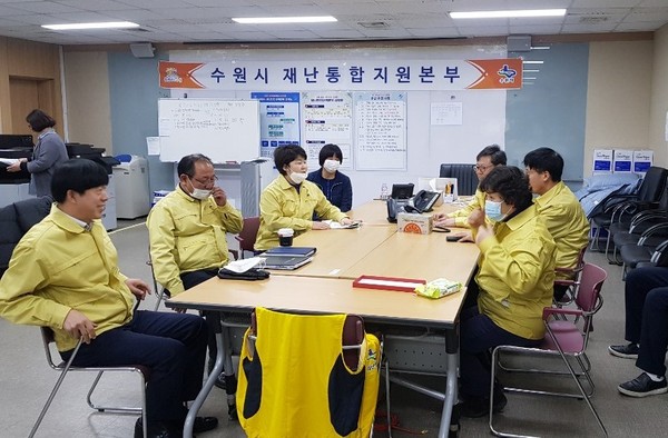 ▲ 수원시의회, 시 재난통합지원본부 방문 및 비상근무자를 격려.
