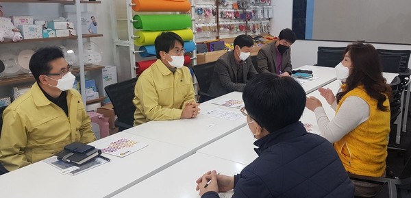▲ 마스크 제조업체 등 현장방문한 이재현 서구청장.