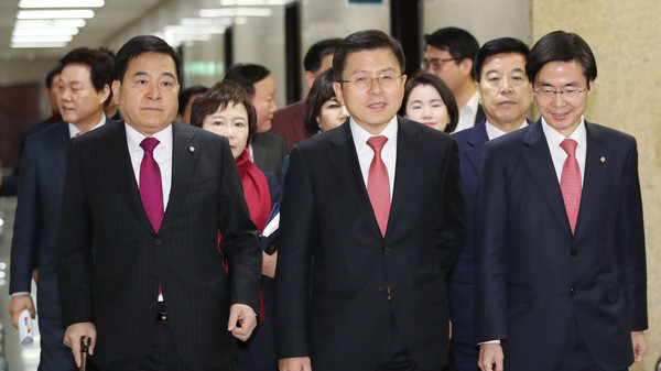 ▲ 자유한국당 최고위원회의에 참석하는 황교안 대표와 심재철 원내대표를 비롯한 당 지도부.