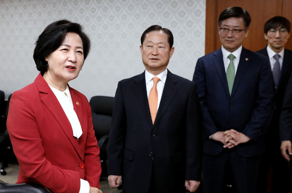 ▲ 남기명 고위공직자범죄수사처(공수처) 설립준비단장 등과 대화하는 추미애 법무부장관.