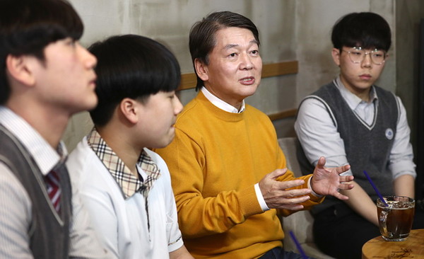 ▲ 18세 유권자들과 인사 나누는 안철수 위원장.