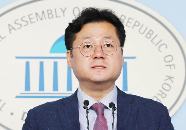▲ 브리핑하는 홍익표 더불어민주당 수석대변인.
