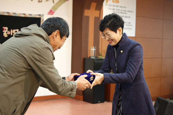 ▲ 대안교육 발전 기여 감사패를 수상 받은 윤미근 의장.