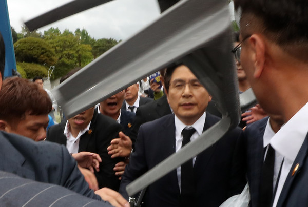 ▲ 황교안 대표의 입장에 날라든 의자.