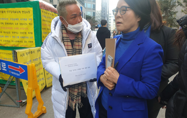 ▲ 서울 강서갑 금태섭 의원 제명 청원 호소하는 정봉주 지지자.