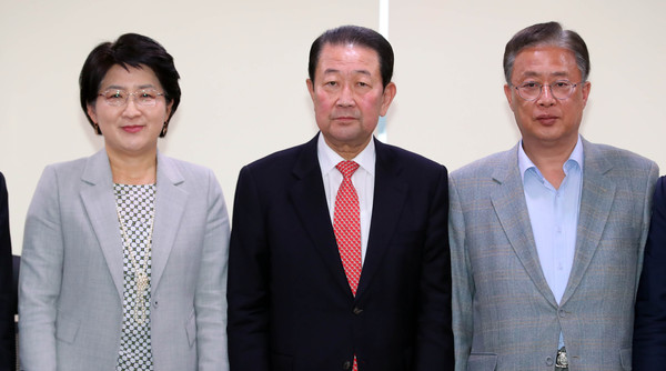 ▲ 기념사진 찍는 박주현 평화당 통합추진위원장, 박주선 바른미래당 대통합추진위원장, 유성엽 대안신당 통합추진위원장.
