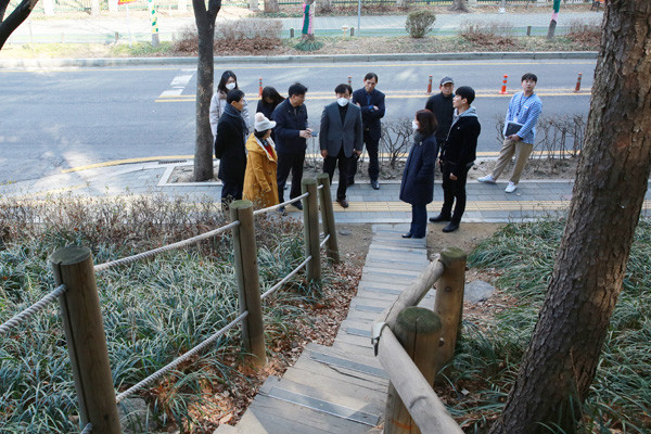 ▲ 산본중앙도서관과 덕유아파트 사이에 위치한 계단길 및 그 주변 환경을 둘러본 김귀근 의원.