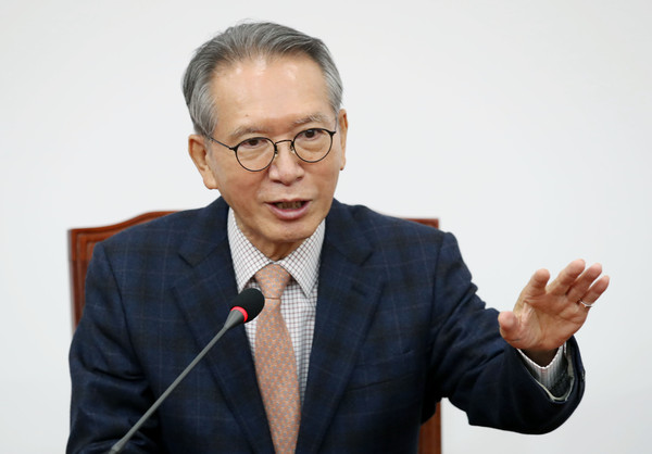 ▲ 취재진 질문에 답하는 김형오 위원장.