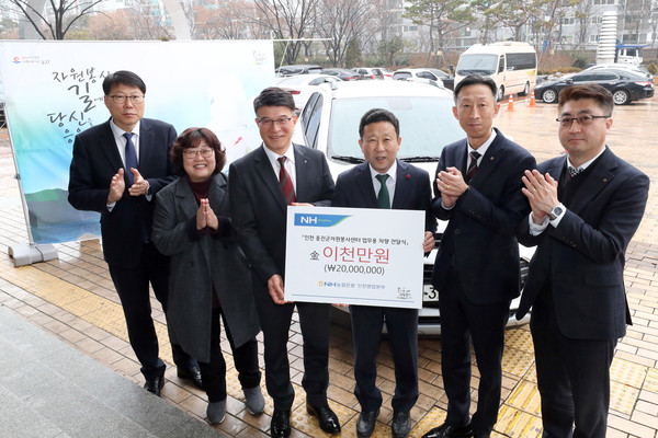 ▲ 옹진군자원봉사센터 업무용 차량 전달식 기념촬영하는 장정민 옹진군수(오른쪽에서 세번째).