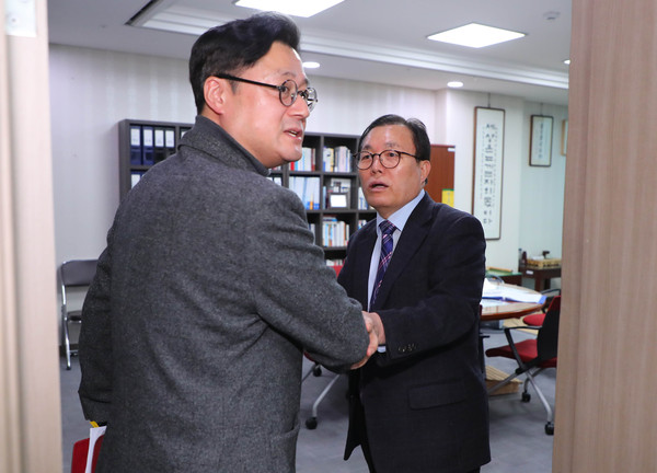 ▲ 간사 첫 회동 전, 악수하는 홍익표(왼쪽) 더불어민주당 행안위 간사와 이채익 자유한국당 행안위 간사.