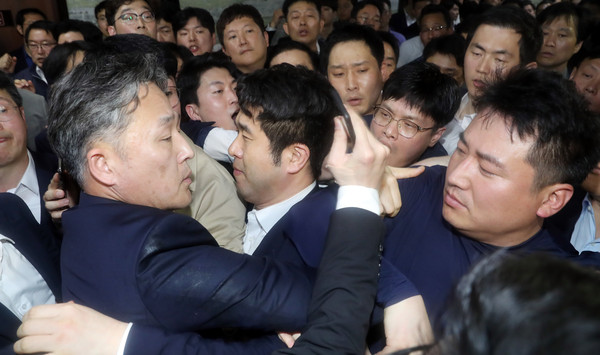 ▲ 한국당 당직자들에 잡힌 표창원 의원.