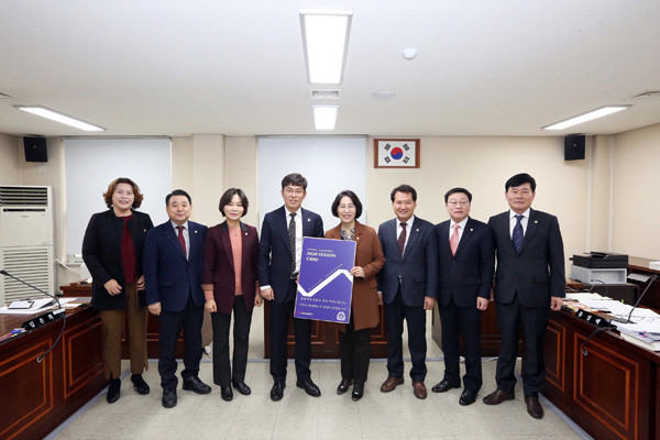 ▲ 안양시의회, 총무경제委 FC안양 연간회원권 구매 동참.