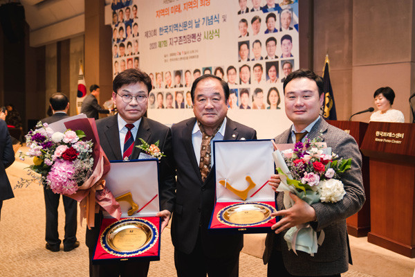 ▲ 광진구의회, 김회근‧이경호 의원 지구촌희망펜상 수상(기념사진).