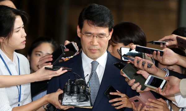 ▲ 고개 숙인 신광렬 부장판사.