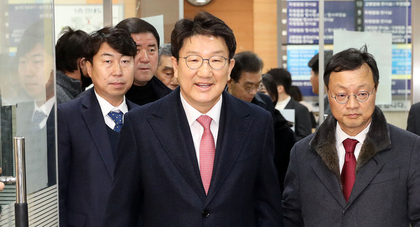 ▲ 무죄 선고 이후 법정 나서는 권성동 자유한국당 국회의원.