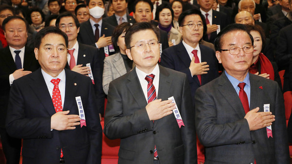 ▲ 국민의례하는 자유한국당 황교안 대표, 심재철 원내대표, 정갑윤 전국위원회 의장 직무대행을 비롯한 참석자들.