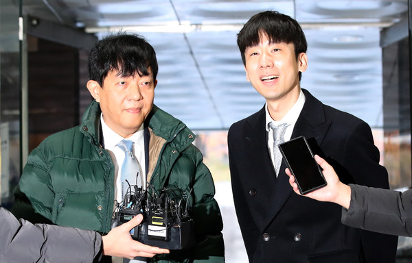 ▲ 1심 1차 공판에 참석한 이재웅 쏘카 대표와 박재욱 VCNC 대표.