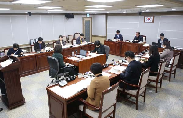 ▲ 수원시의회, 기획경제委 소관부서 2020년 주요업무 추진계획 청취.